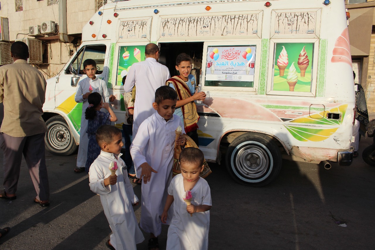 فرع منفوحة يشارك الأطفال فرحة العيد بتوزيع الإيسكريم