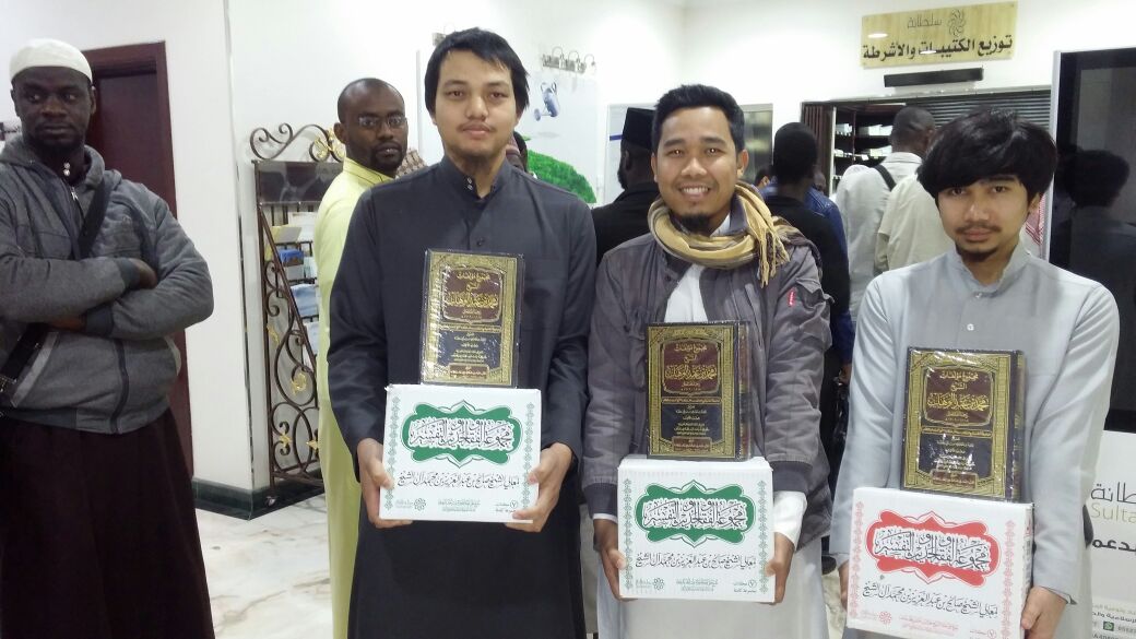 ‏توافد طلاب الجامعة الإسلامية للحصول على مجموع مؤلفات